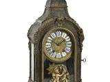 une horloge posée sur une table
