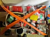 une boîte remplie d'objets divers posée par terre