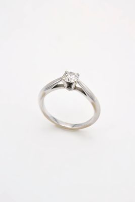 gros plan d'une bague en diamant sur fond blanc