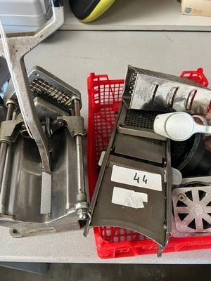 un panier rouge rempli d'objets divers posé sur une table