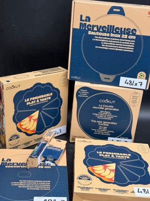 plusieurs boîtes contenant divers types d'appareils électroniques posées sur une surface noire