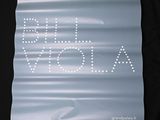une affiche sur fond noir portant l'inscription « Bull Vodka »