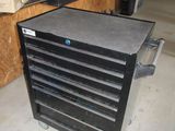une photo d'une armoire à outils noire dans un garage