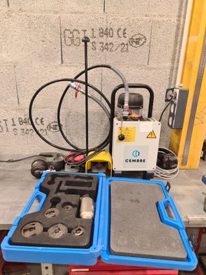 une table sur laquelle sont posés tout un tas d'outils