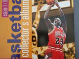 un gros plan d'une carte de basket posée sur une table