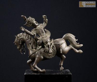 statue en bronze représentant un homme à cheval avec une femme à ses côtés