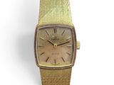 une vieille montre-bracelet en or avec des chiffres romains et des chiffres romains