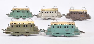 plusieurs petits trains sont alignés sur une surface blanche