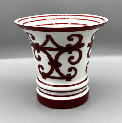 un vase rouge et blanc orné d'un motif
