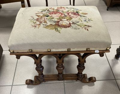 un petit tabouret orné d'un motif floral