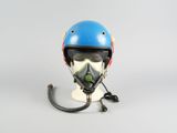 un casque muni d'un masque à gaz