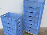 deux caisses en plastique bleues posées l'une à côté de l'autre sur un sol en béton
