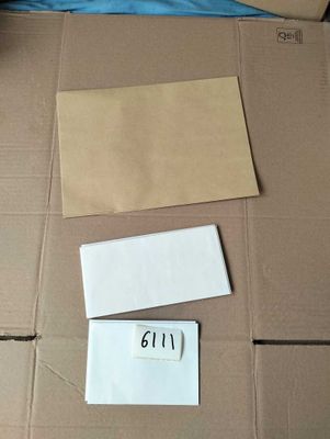 deux morceaux de carton posés par terre à côté d'une boîte en carton