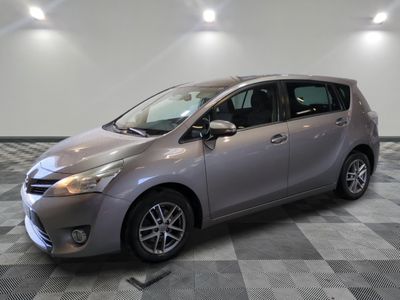 La Toyota Yaris est garée sur un sol en carrelage à damier.