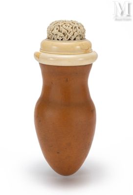 un petit vase avec un couvercle sur fond blanc