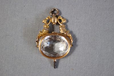 une broche en argent et en or ornée d'un oiseau