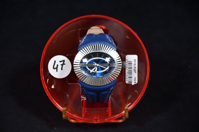 une montre bleue et rouge dans un étui en plastique transparent