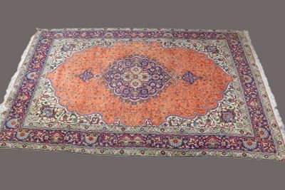 un tapis orange et bleu orné d'un motif en médaillon
