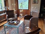 une photo d'un salon avec beaucoup de meubles