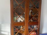 un lit et une armoire dans une pièce où il y a un tapis au sol