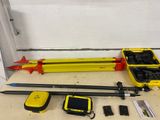 un grand nombre d'outils posés sur une table