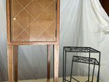 une petite armoire et un tabouret dans une pièce