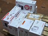 Plusieurs cartons contenant des appareils électroniques sont empilés sur une palette