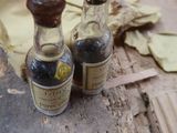deux petites bouteilles d'alcool posées sur une table en bois