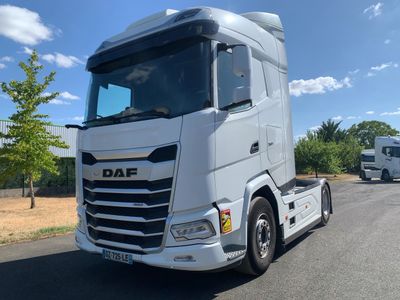 un gros camion blanc qui roule sur la route