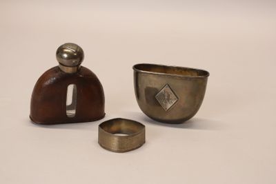 deux petits objets métalliques posés sur une surface blanche