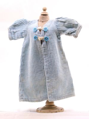 une robe à rayures bleues et blanches sur un mannequin