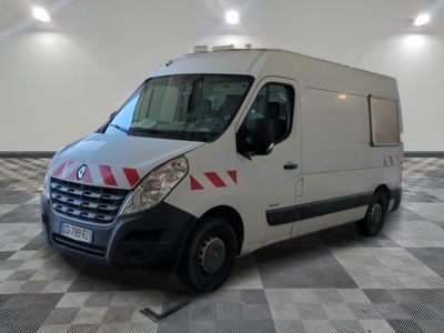une camionnette blanche garée dans une pièce