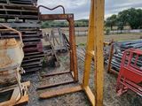 un gros tas de vieilleries posé à côté d'un camion rouge