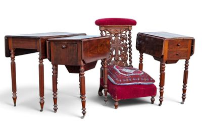 trois meubles, à savoir une table, un tabouret et un pouf