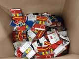 une boîte en carton remplie de différents types d'objets