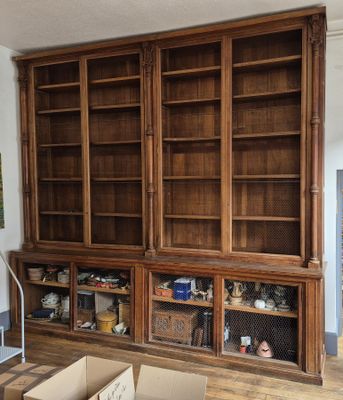 Importante bibliothèque en chêne mouluré et sculpté à décor de colonne - Photo 1
