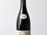 une bouteille de vin posée sur une table