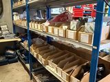 beaucoup de boîtes et de cartons sur les étagères de la pièce