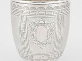 une coupe ancienne en argent ornée d'un motif décoratif sur le bord