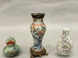 trois vases posés l'un à côté de l'autre sur une table