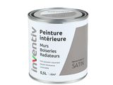 le pot de peinture est posé sur une surface blanche