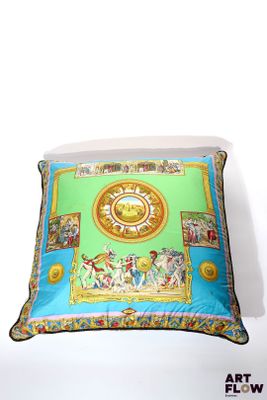 GIANNI VERSACE Très grand coussin en tissu mélangé à motif à…