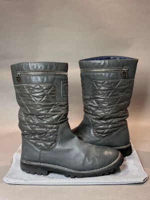 CHANEL circa 2011 Bottes en cuir lisse gris et textile matel…