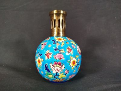 une image représentant un vase bleu orné de fleurs