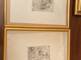 trois tableaux encadrés accrochés au mur au-dessus des toilettes