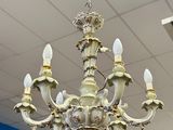 un lustre suspendu au plafond d'un magasin