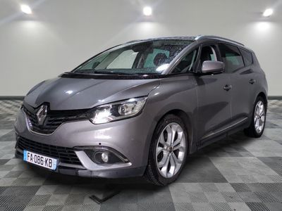 la voiture grise est garée sur un sol en damier dans le garage