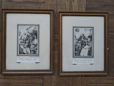 deux photos encadrées représentant un couple, accrochées à un mur en bois
