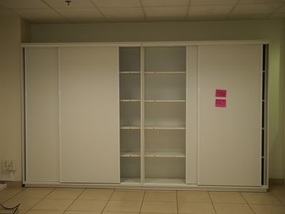 une grande armoire stratifié portes coulissantes, à démonter…