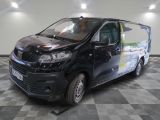 la photo d'une camionnette noire garée sur un sol en damier
